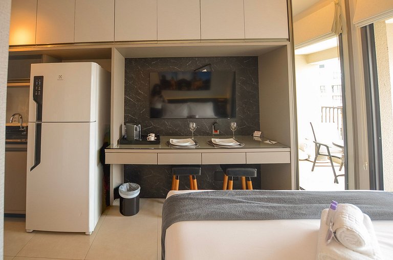 Belo studio com cama queen e vista livre