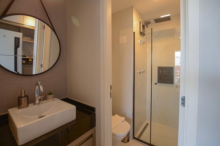 Belo studio com cama queen e vista livre