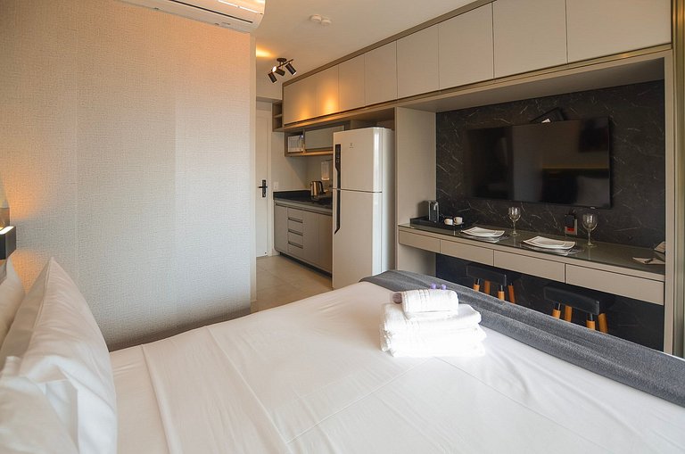 Belo studio com cama queen e vista livre