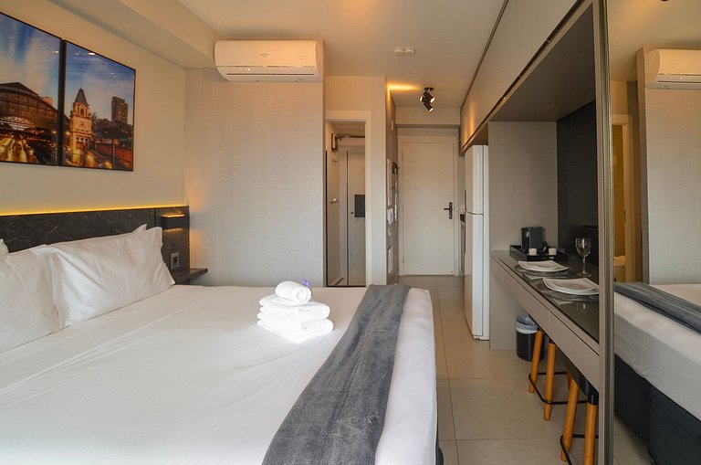 Belo studio com cama queen e vista livre