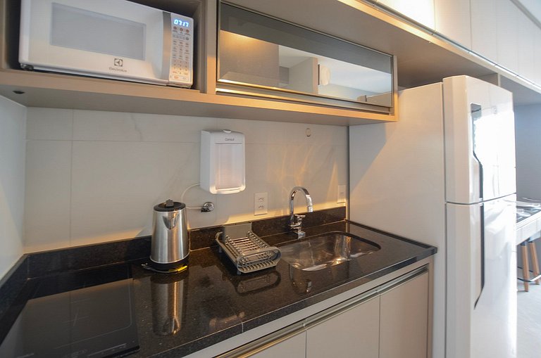 Belo studio com cama queen e vista livre