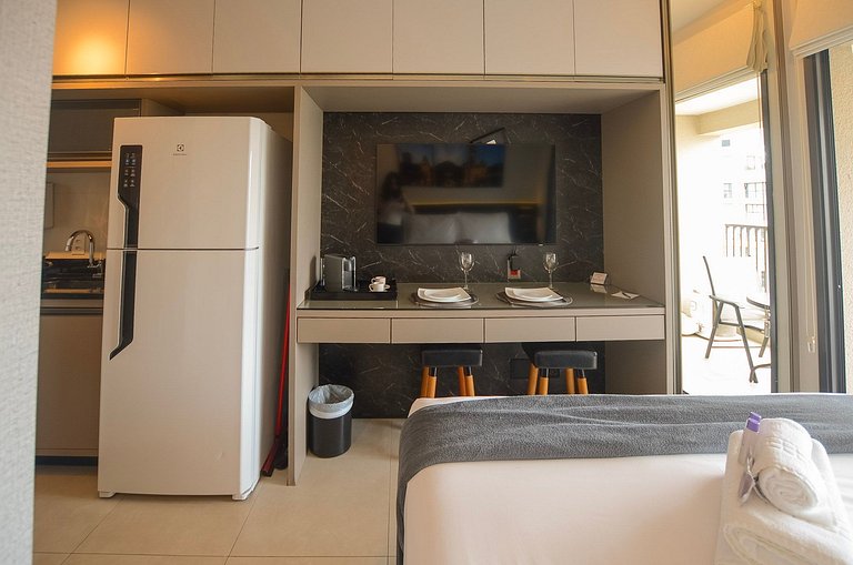 Belo studio com cama queen e vista livre