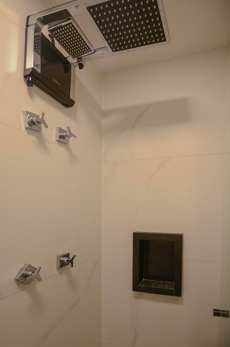 Belo studio com cama queen e vista livre