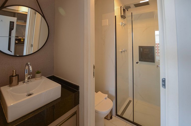 Belo studio com cama queen e vista livre