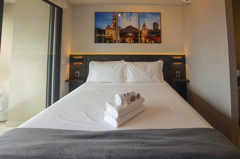 Belo studio com cama queen e vista livre