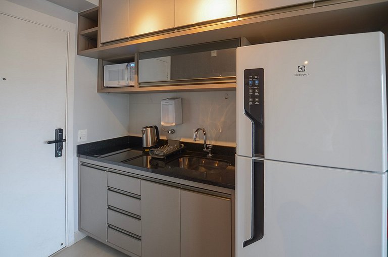 Belo studio com cama queen e vista livre