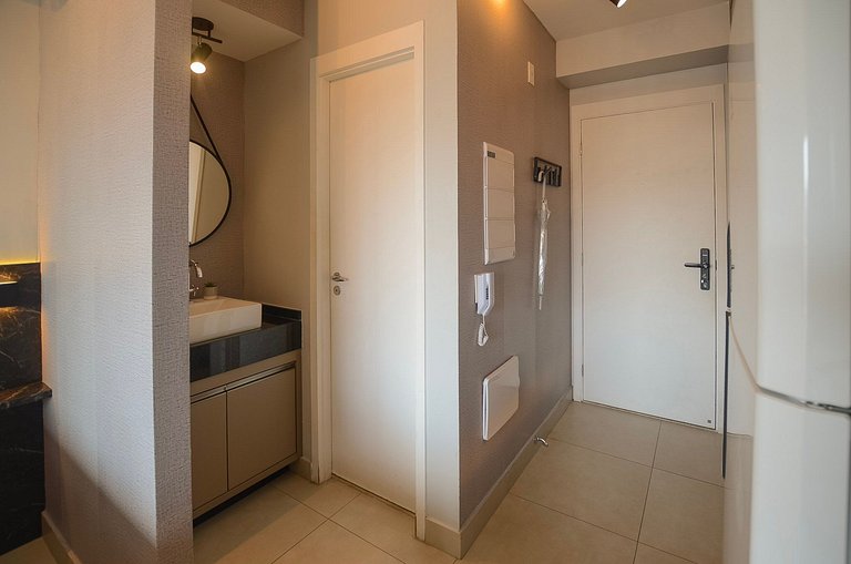 Belo studio com cama queen e vista livre