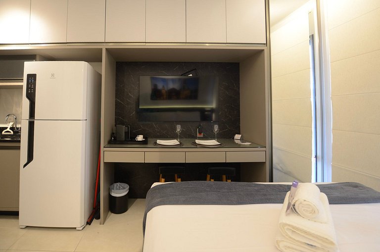 Belo studio com cama queen e vista livre