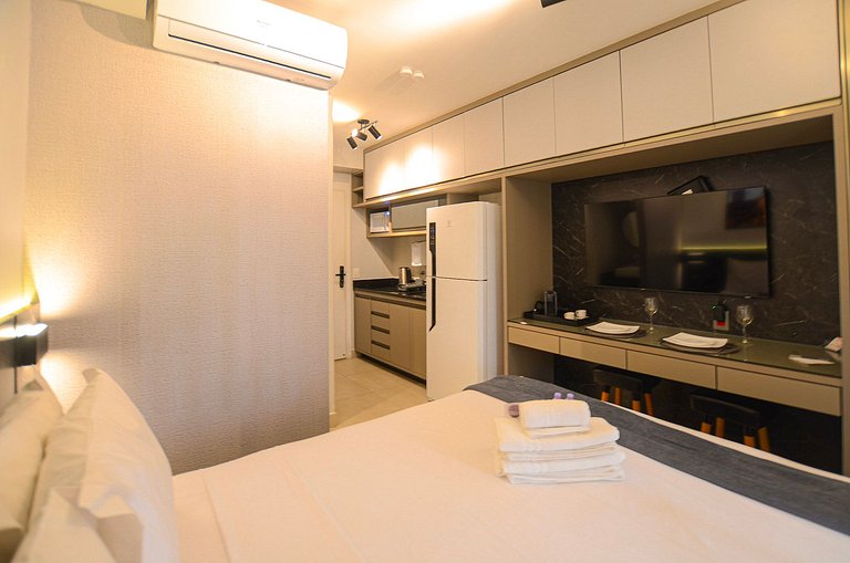 Belo studio com cama queen e vista livre