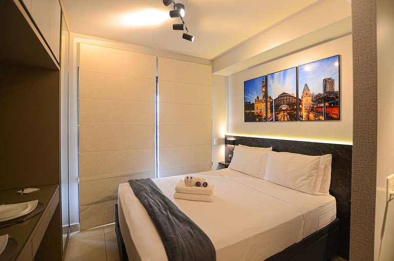 Belo studio com cama queen e vista livre