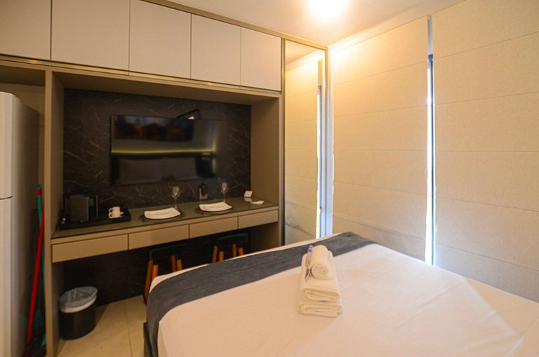 Belo studio com cama queen e vista livre