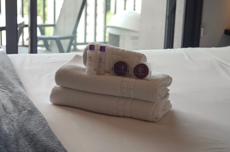 Belo studio com cama queen e vista livre