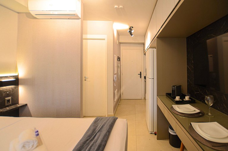 Belo studio com cama queen e vista livre