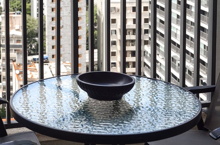 Belo studio com cama queen e vista livre