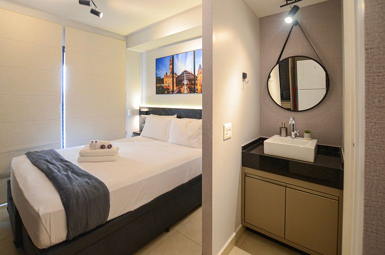 Belo studio com cama queen e vista livre