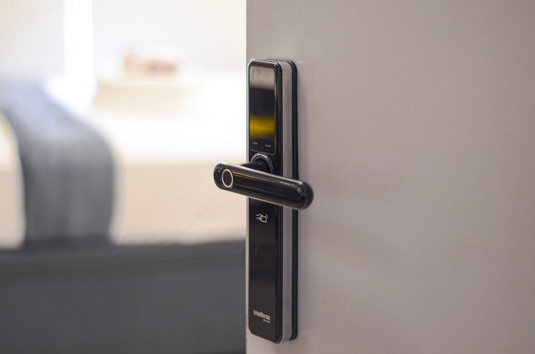 Belo studio com cama queen e vista livre