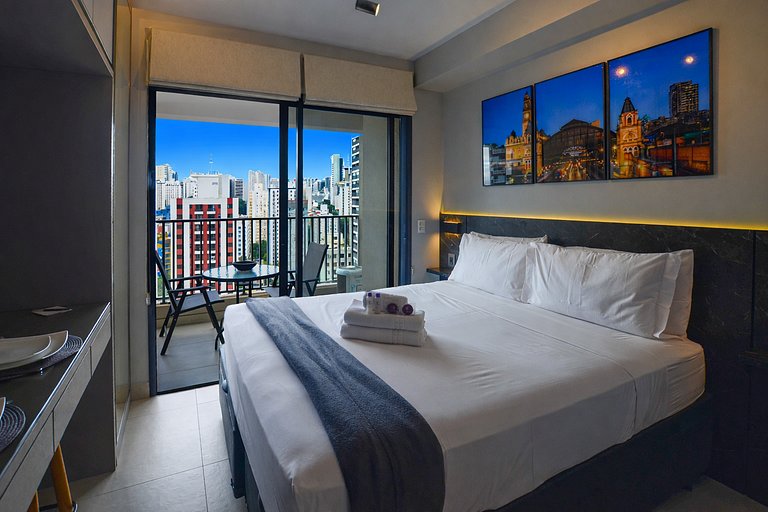 Belo studio com cama queen e vista livre