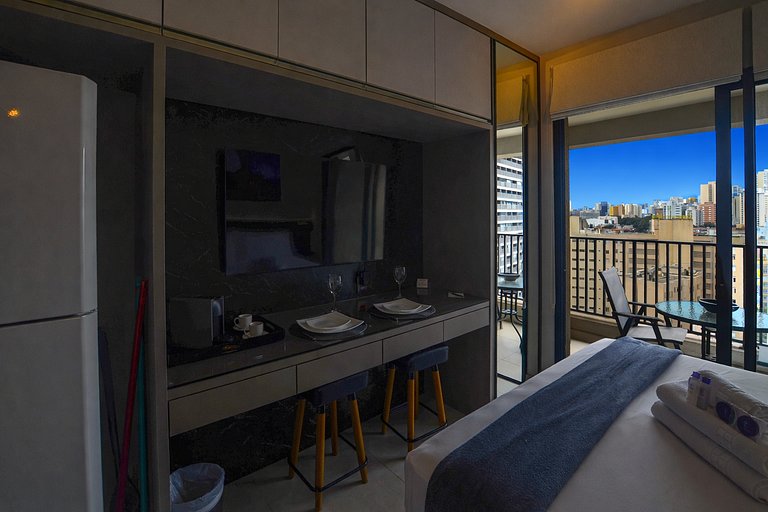 Belo studio com cama queen e vista livre