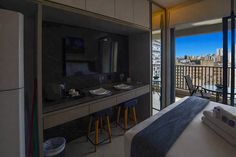 Belo studio com cama queen e vista livre
