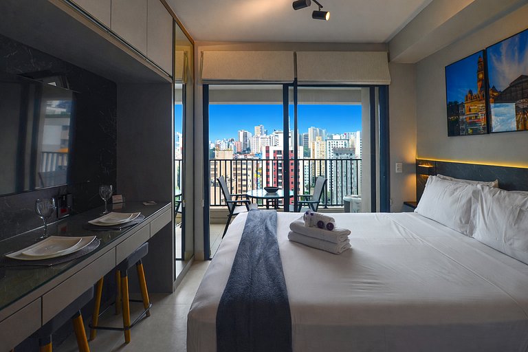 Belo studio com cama queen e vista livre