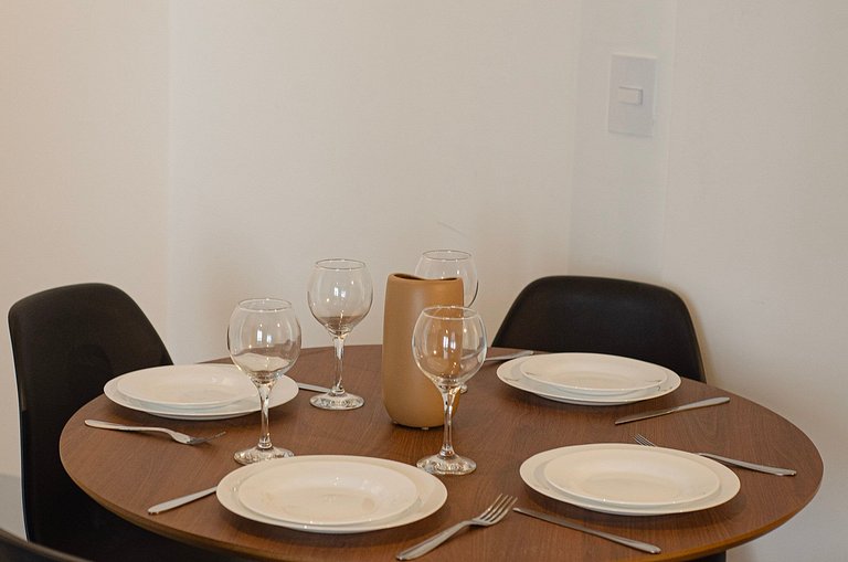 Belo apto de 2 dorms C/ varanda e ar-condicionado