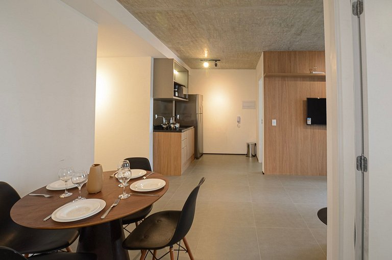 Belo apto de 2 dorms C/ varanda e ar-condicionado