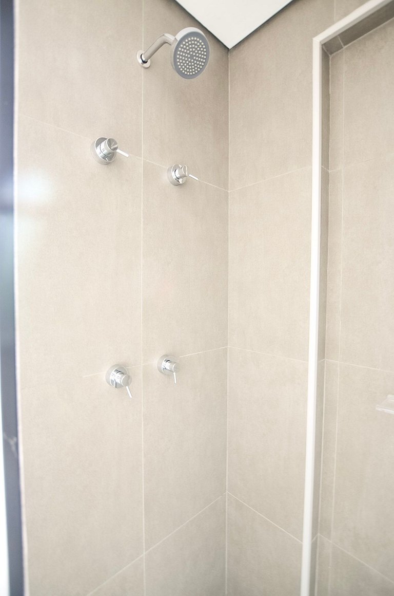 Belo apto de 2 dorms C/ varanda e ar-condicionado