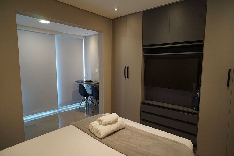 Studio com C/vaga e ampla varanda em Pinheiros