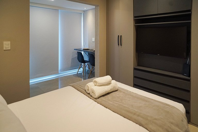 Studio com C/vaga e ampla varanda em Pinheiros