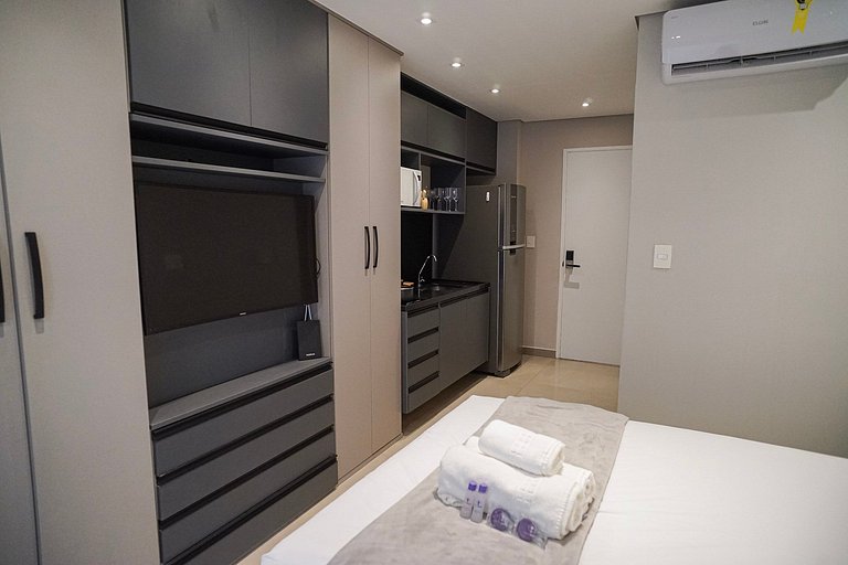 Studio com C/vaga e ampla varanda em Pinheiros