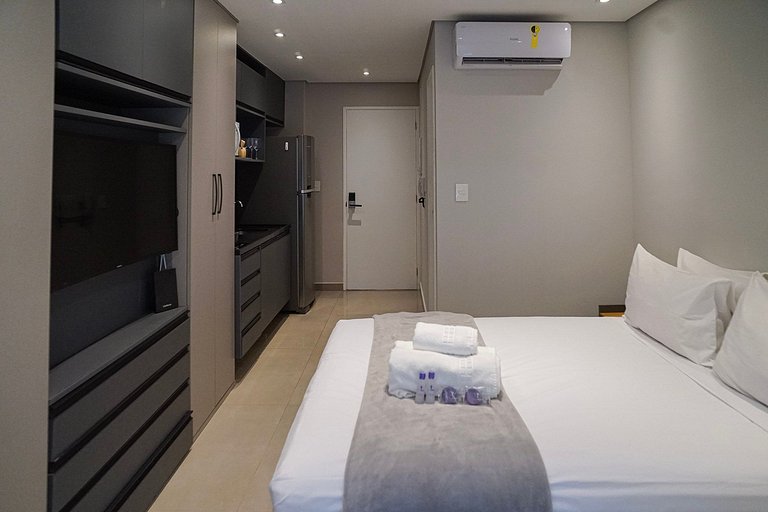 Studio com C/vaga e ampla varanda em Pinheiros