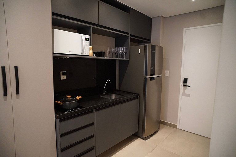 Studio com C/vaga e ampla varanda em Pinheiros