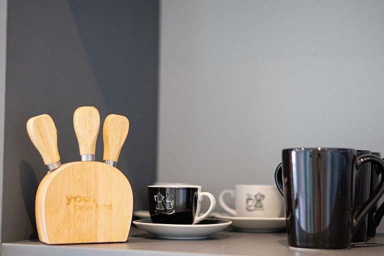 Studio com C/vaga e ampla varanda em Pinheiros