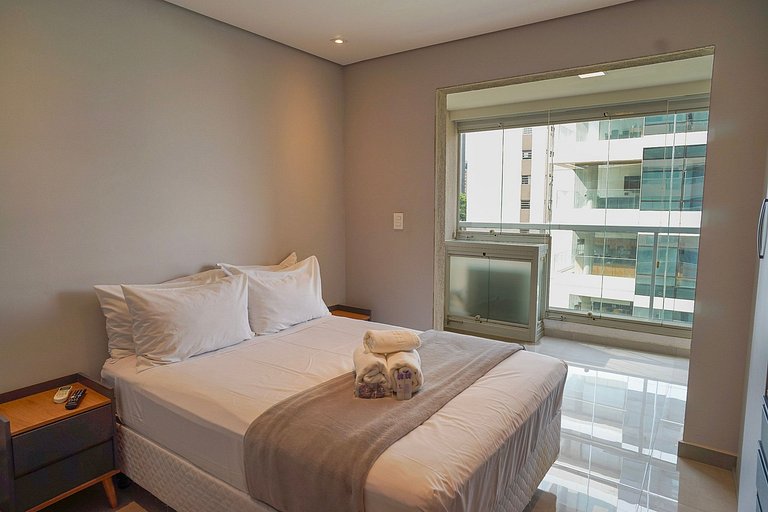 Studio com C/vaga e ampla varanda em Pinheiros