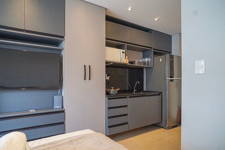 Studio com C/vaga e ampla varanda em Pinheiros