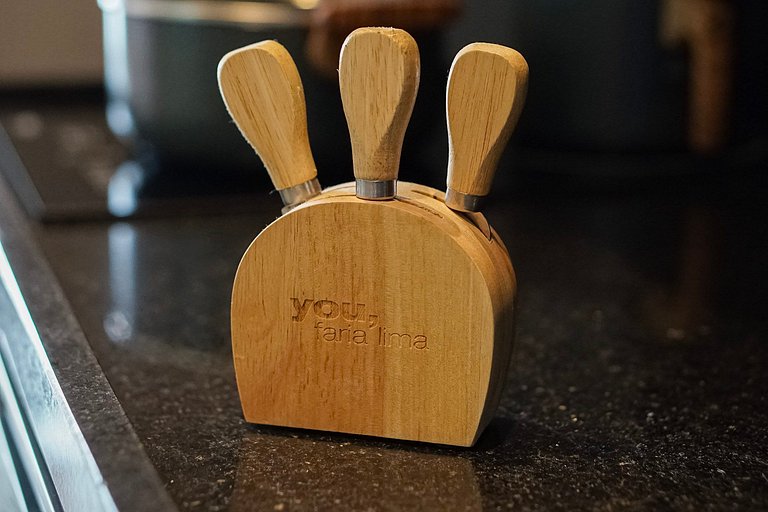 Studio com C/vaga e ampla varanda em Pinheiros