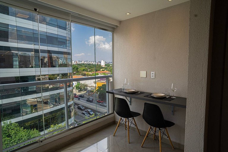 Studio com C/vaga e ampla varanda em Pinheiros