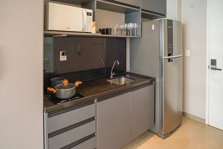 Studio com C/vaga e ampla varanda em Pinheiros