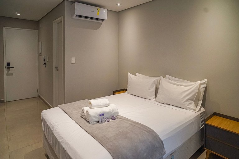 Studio com C/vaga e ampla varanda em Pinheiros