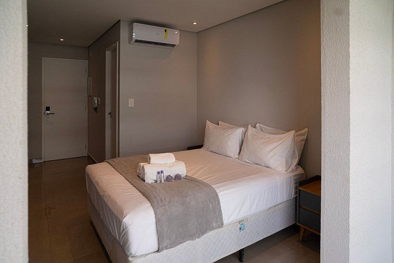 Studio com C/vaga e ampla varanda em Pinheiros