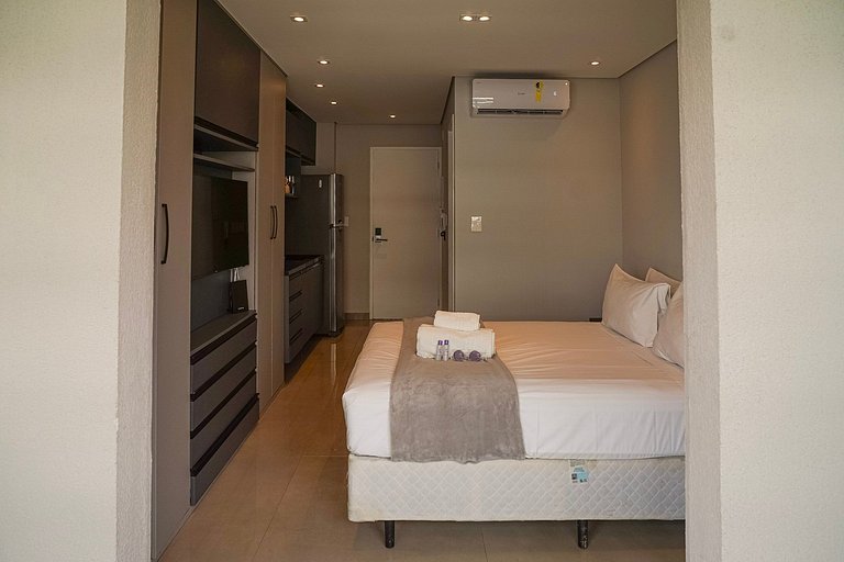 Studio com C/vaga e ampla varanda em Pinheiros