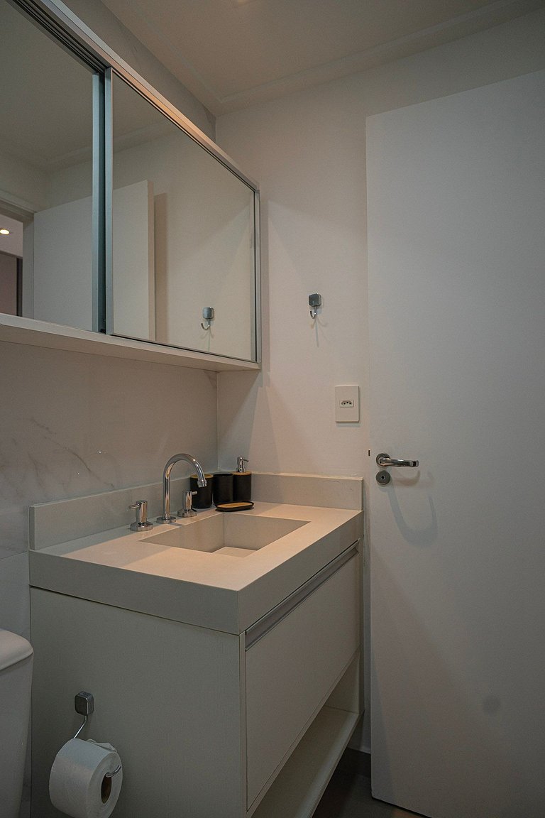 Studio com C/vaga e ampla varanda em Pinheiros