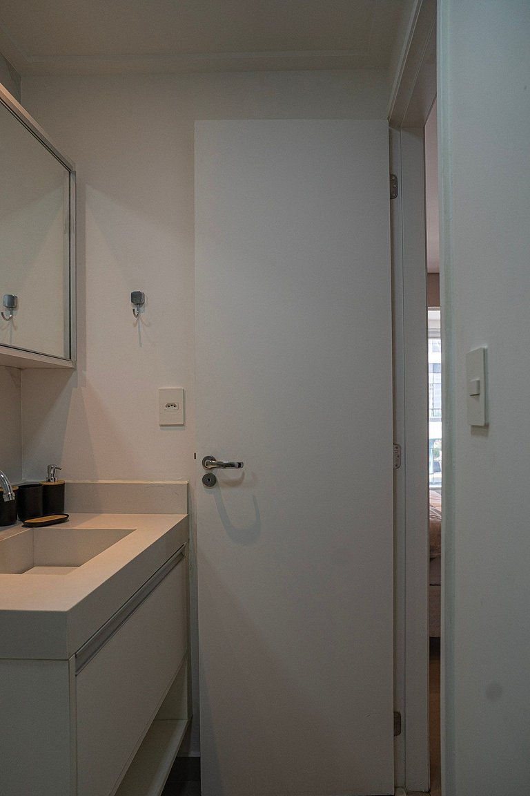 Studio com C/vaga e ampla varanda em Pinheiros