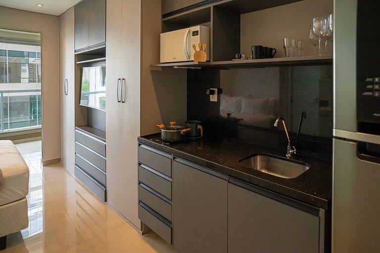 Studio com C/vaga e ampla varanda em Pinheiros