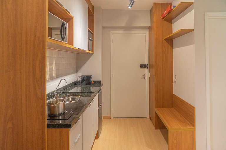 Lindo studio em Pinheiros, a 450m do metrô